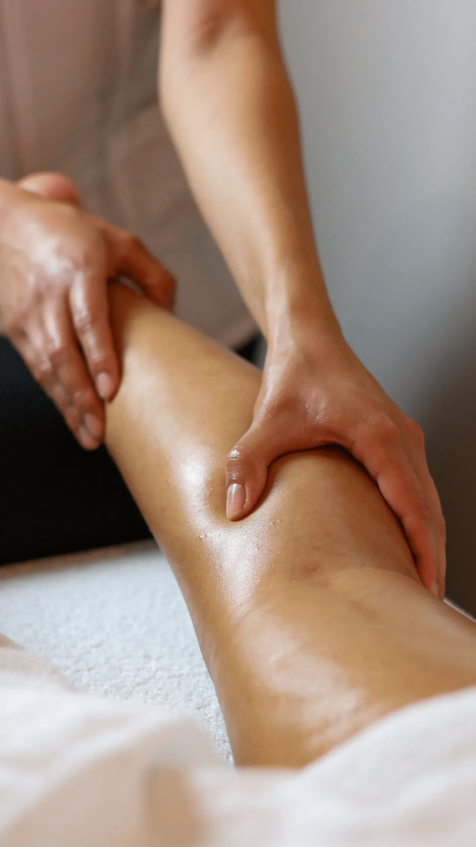 Femme détendue après un drainage lymphatique pour jambes lourdes en été à Carcassonne