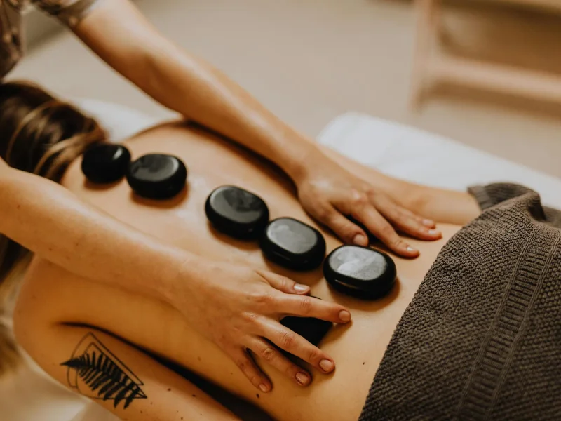 Massage aux pierres chaudes à Carcassonne à Carcassonne — cabinet Un Temps pour Elle