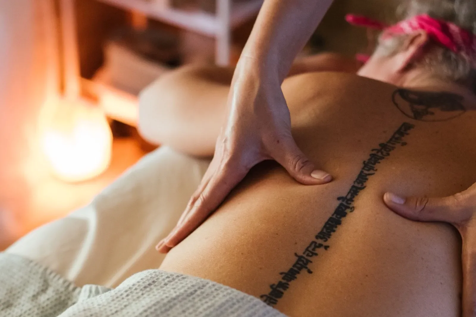 Séance de massage en soirée à la lumière douce au cabinet Un Temps pour Elle à Carcassonne