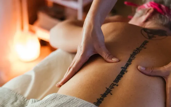 Séance de massage en soirée à la lumière douce au cabinet Un Temps pour Elle à Carcassonne